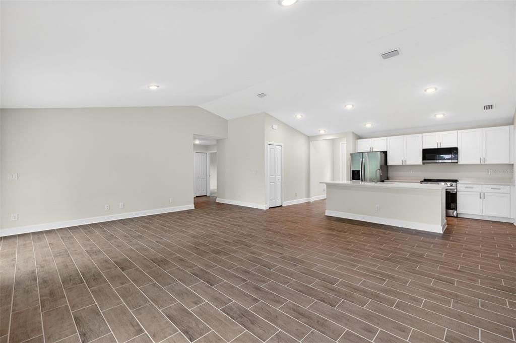 For Sale: $329,900 (3 beds, 3 baths, 1818 Square Feet)