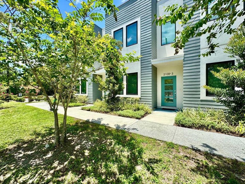 For Rent: $2,100 (3 beds, 3 baths, 1308 Square Feet)