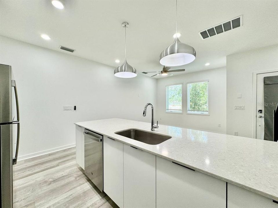 For Rent: $2,100 (3 beds, 3 baths, 1308 Square Feet)
