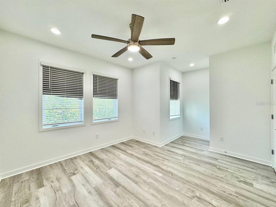 For Rent: $2,100 (3 beds, 3 baths, 1308 Square Feet)