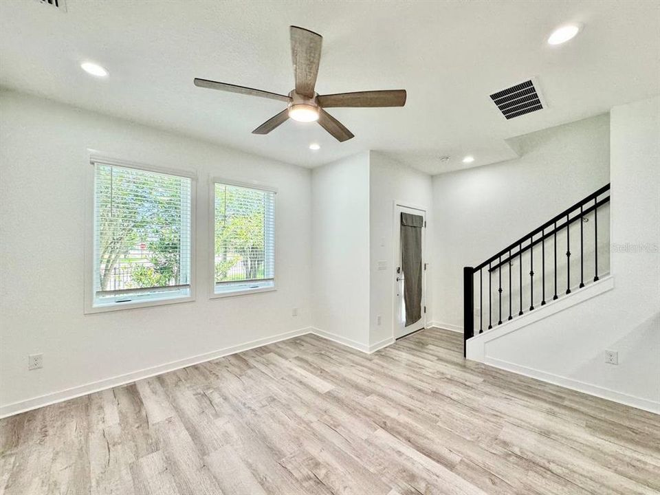 For Rent: $2,100 (3 beds, 3 baths, 1308 Square Feet)