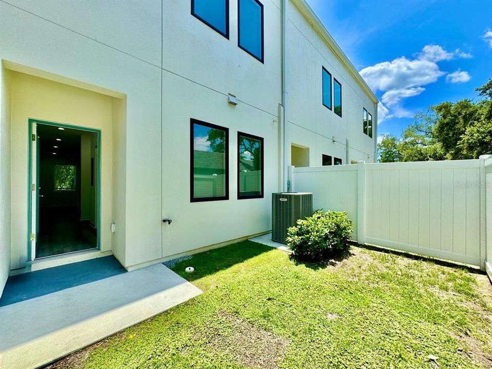 For Rent: $2,100 (3 beds, 3 baths, 1308 Square Feet)