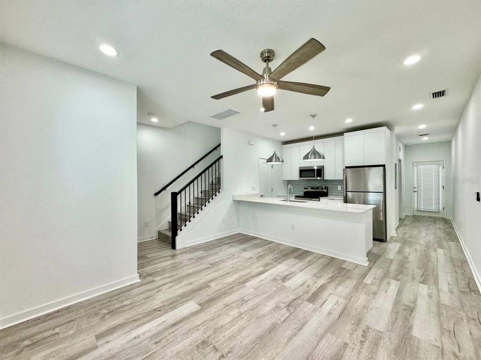 For Rent: $2,100 (3 beds, 3 baths, 1308 Square Feet)