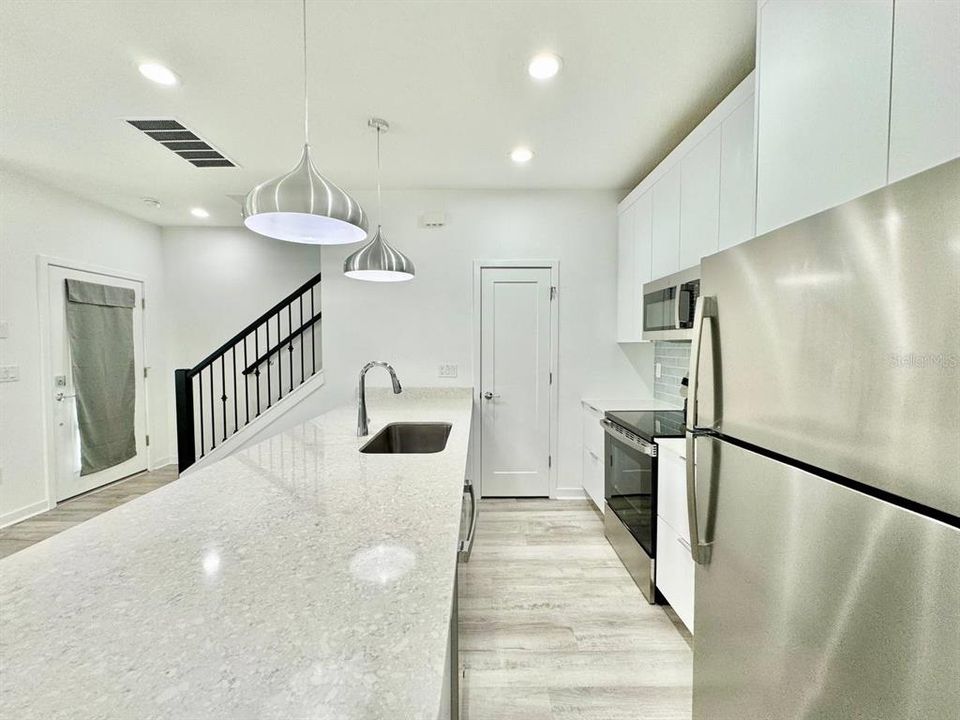 For Rent: $2,100 (3 beds, 3 baths, 1308 Square Feet)