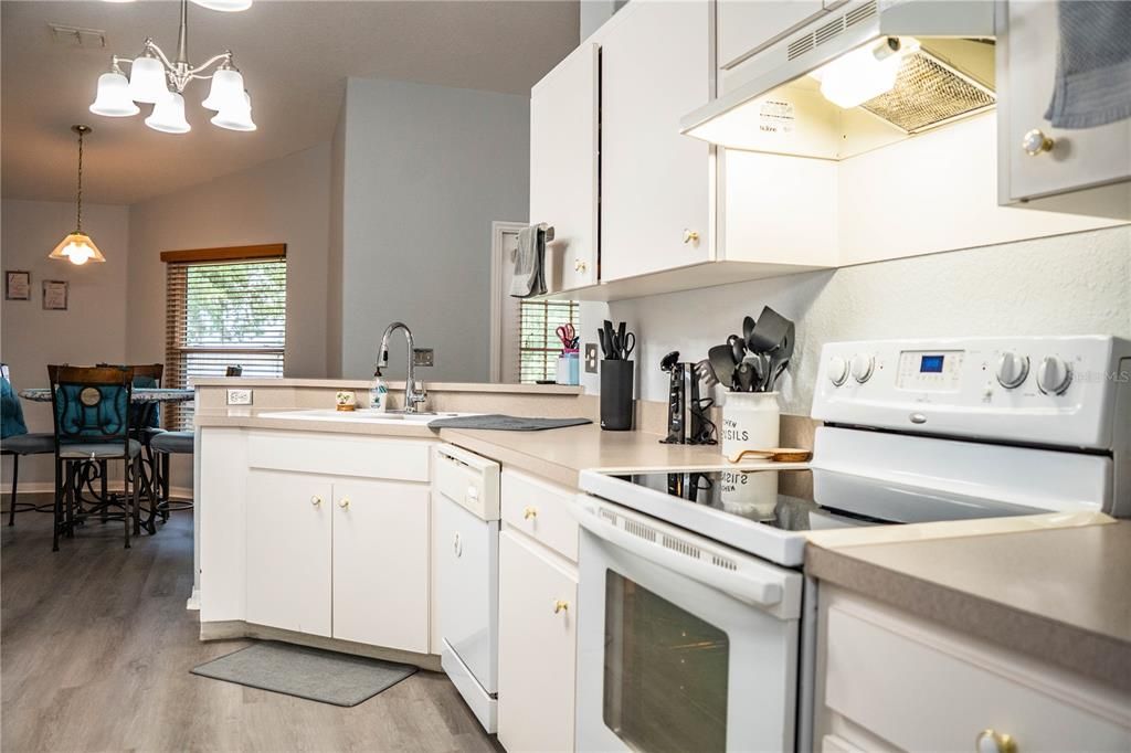 На продажу: $339,500 (3 спален, 2 ванн, 1869 Квадратных фут)