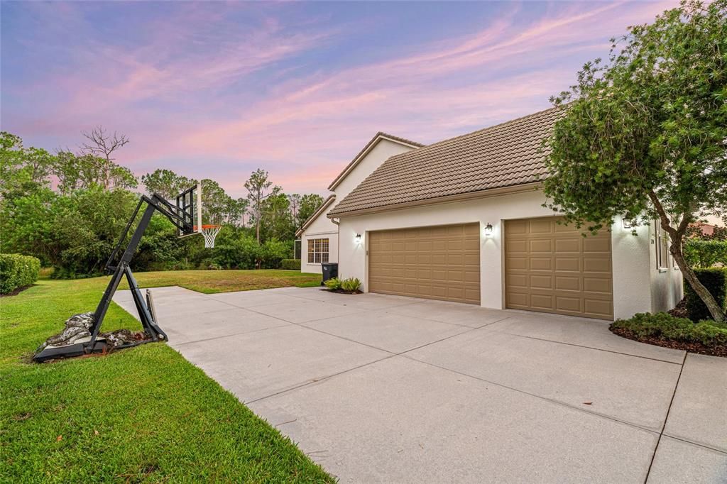 For Sale: $1,099,999 (4 beds, 3 baths, 3573 Square Feet)