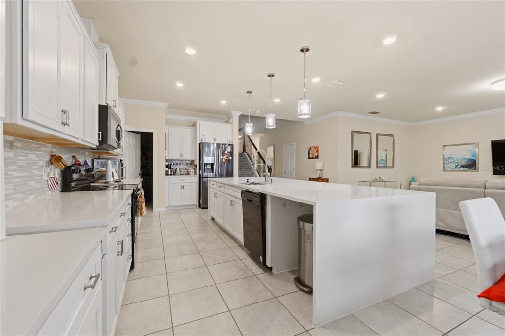 For Sale: $925,000 (7 beds, 5 baths, 5300 Square Feet)