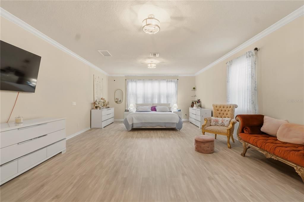 For Sale: $925,000 (7 beds, 5 baths, 5300 Square Feet)