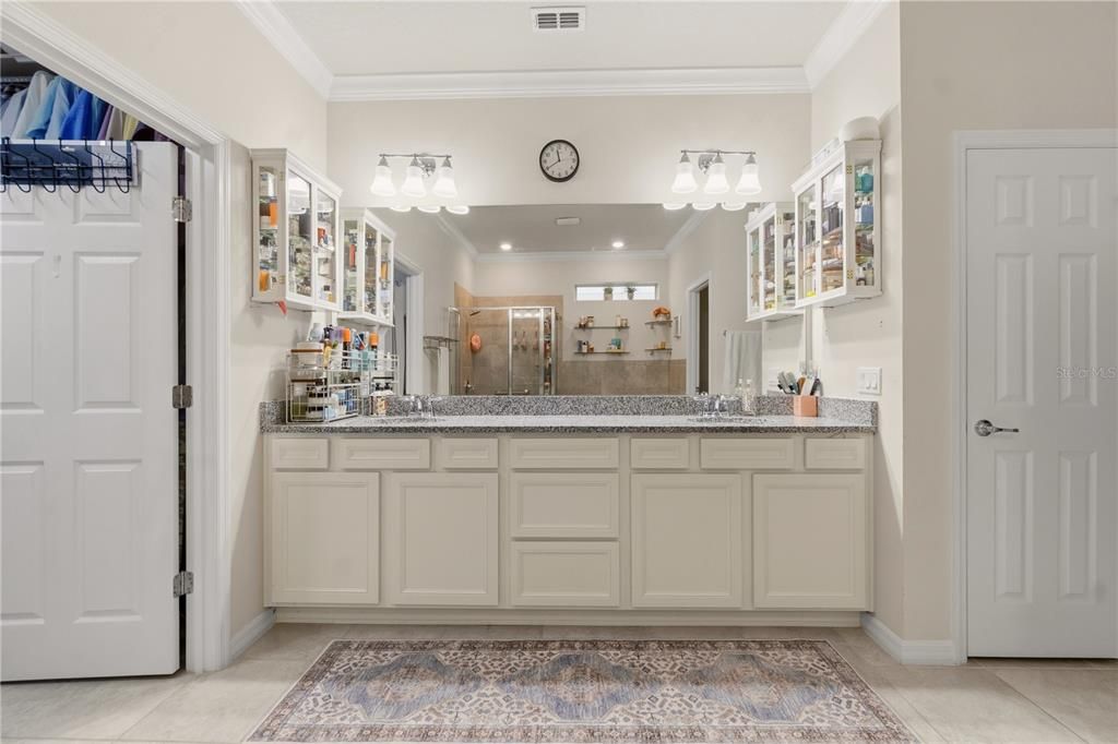 For Sale: $925,000 (7 beds, 5 baths, 5300 Square Feet)