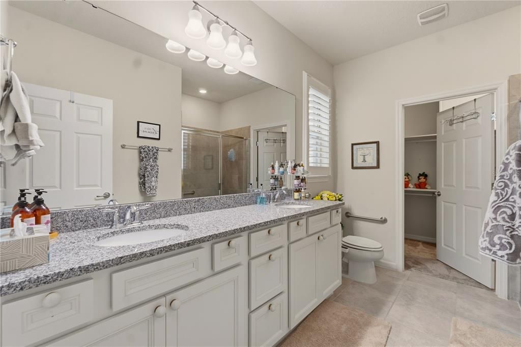 For Sale: $925,000 (7 beds, 5 baths, 5300 Square Feet)