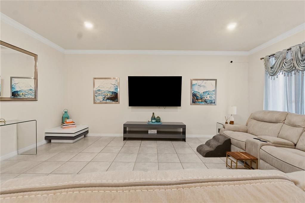 For Sale: $925,000 (7 beds, 5 baths, 5300 Square Feet)