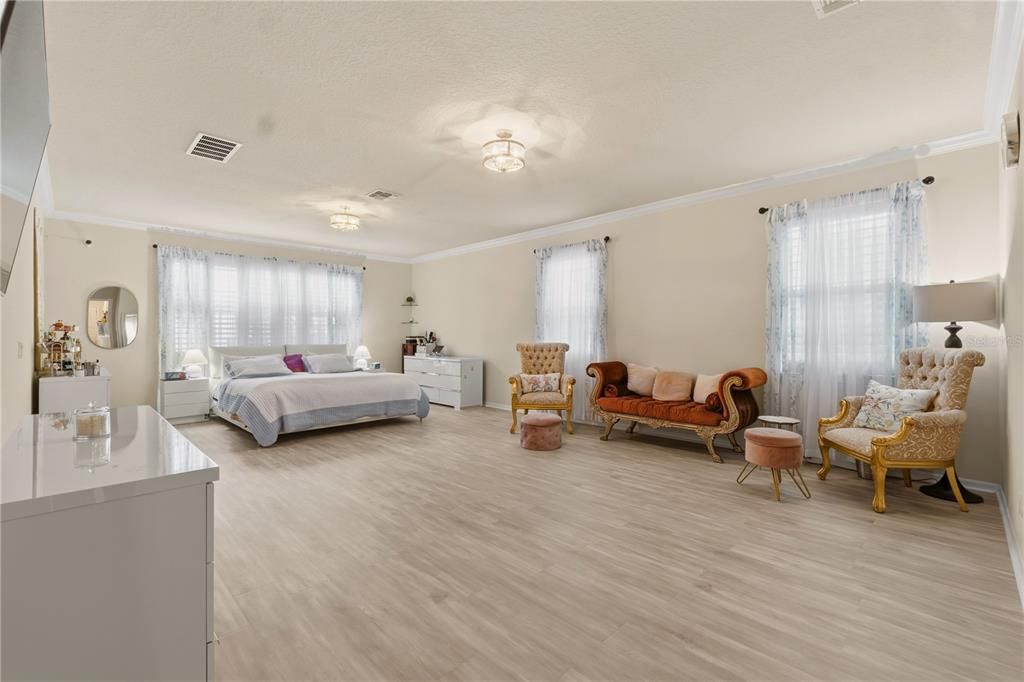 For Sale: $925,000 (7 beds, 5 baths, 5300 Square Feet)