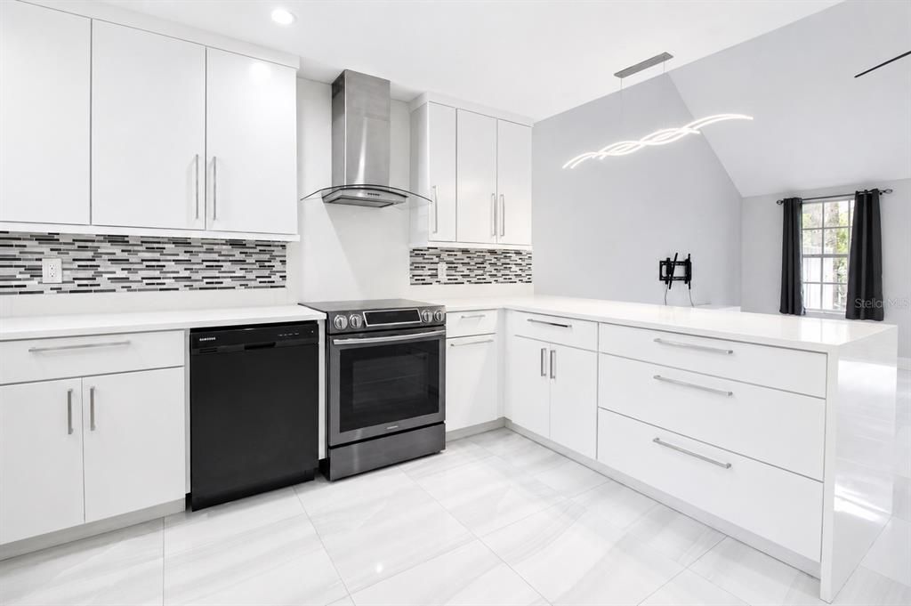 For Sale: $215,000 (2 beds, 2 baths, 1203 Square Feet)