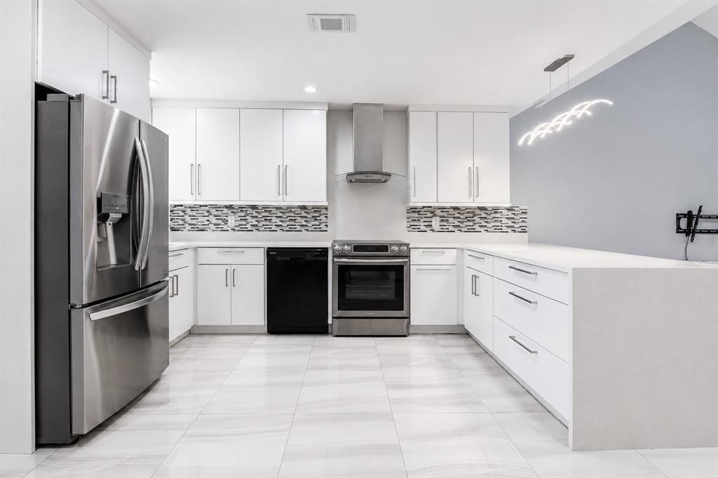 For Sale: $215,000 (2 beds, 2 baths, 1203 Square Feet)
