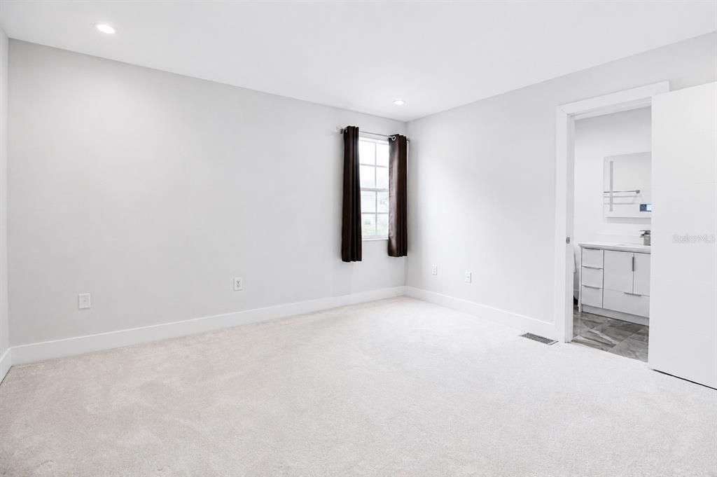 For Sale: $215,000 (2 beds, 2 baths, 1203 Square Feet)