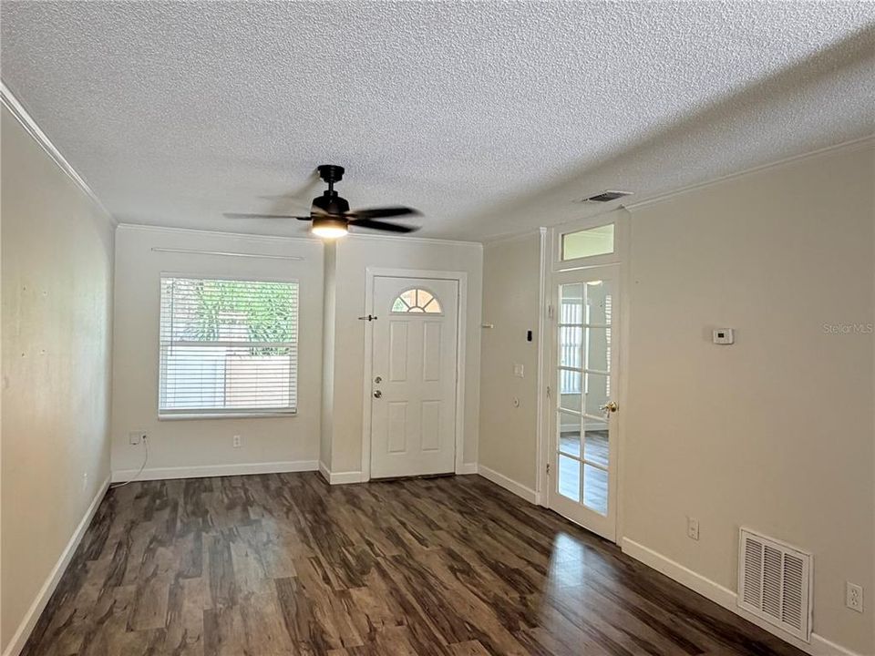 For Sale: $275,000 (2 beds, 2 baths, 995 Square Feet)