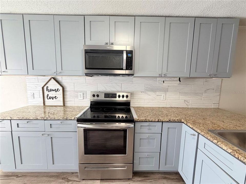For Sale: $275,000 (2 beds, 2 baths, 995 Square Feet)