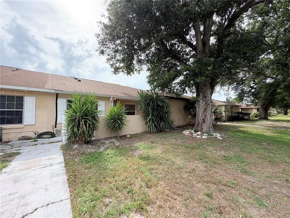 For Sale: $275,000 (2 beds, 2 baths, 995 Square Feet)