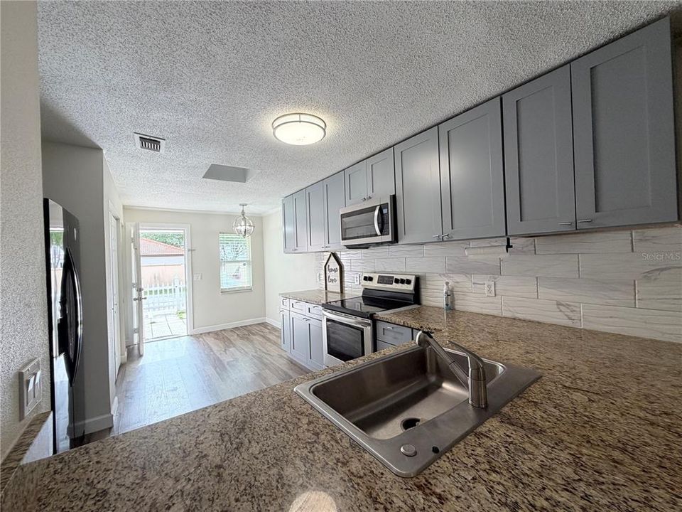 For Sale: $275,000 (2 beds, 2 baths, 995 Square Feet)