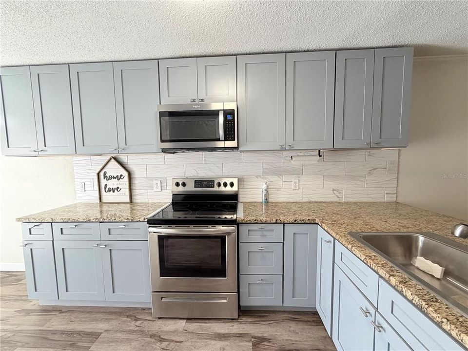 For Sale: $275,000 (2 beds, 2 baths, 995 Square Feet)