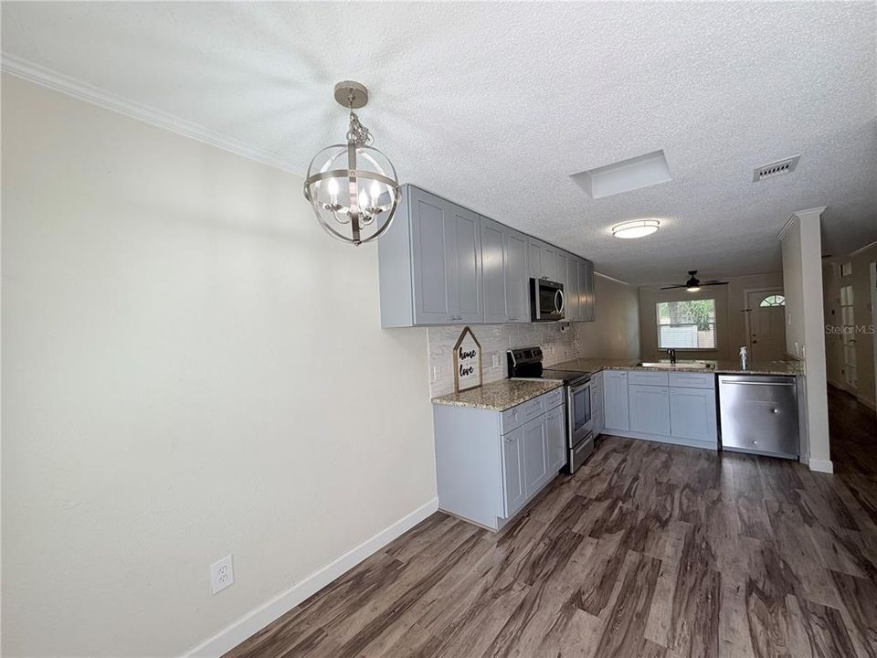 For Sale: $275,000 (2 beds, 2 baths, 995 Square Feet)