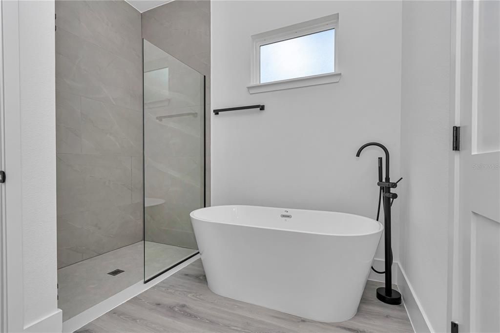 For Sale: $277,900 (3 beds, 2 baths, 1496 Square Feet)