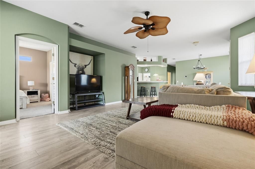 For Sale: $359,900 (3 beds, 2 baths, 1688 Square Feet)
