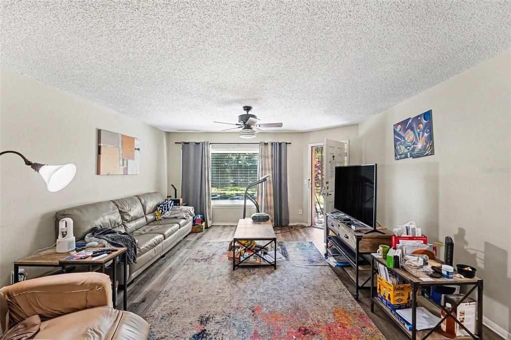 For Sale: $125,000 (1 beds, 1 baths, 825 Square Feet)