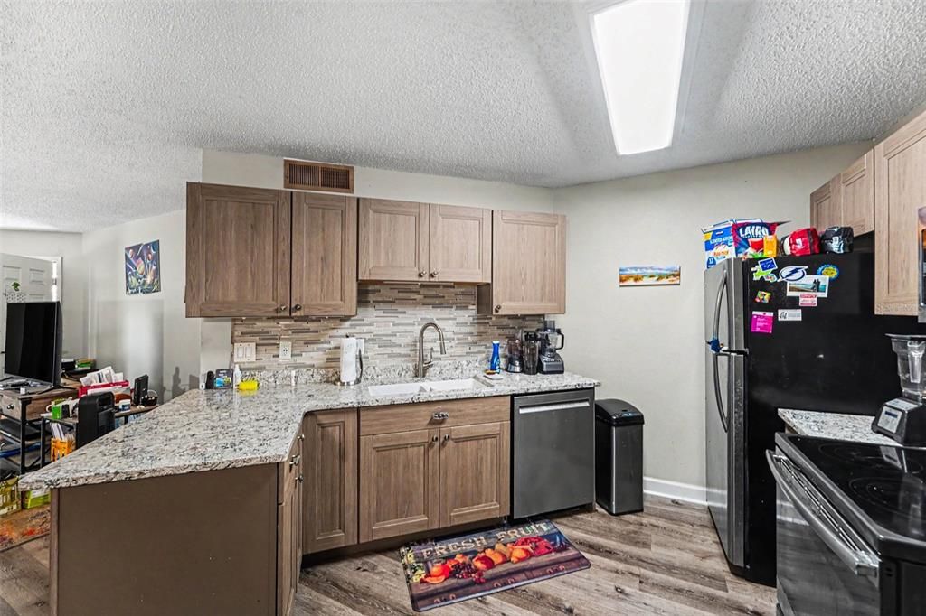 For Sale: $125,000 (1 beds, 1 baths, 825 Square Feet)
