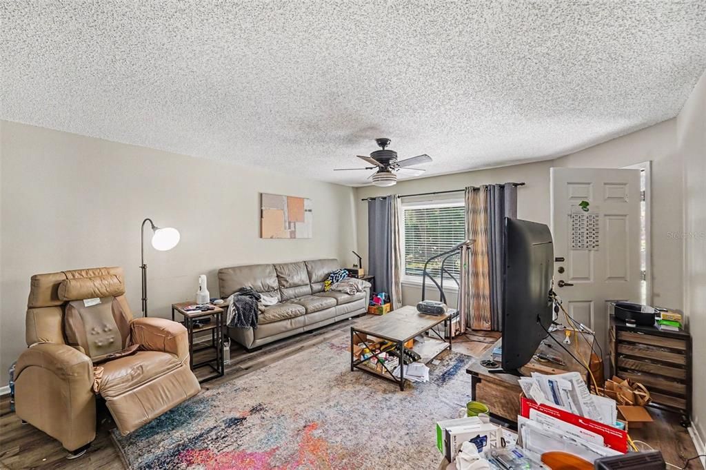 For Sale: $125,000 (1 beds, 1 baths, 825 Square Feet)