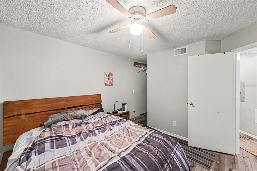 For Sale: $125,000 (1 beds, 1 baths, 825 Square Feet)