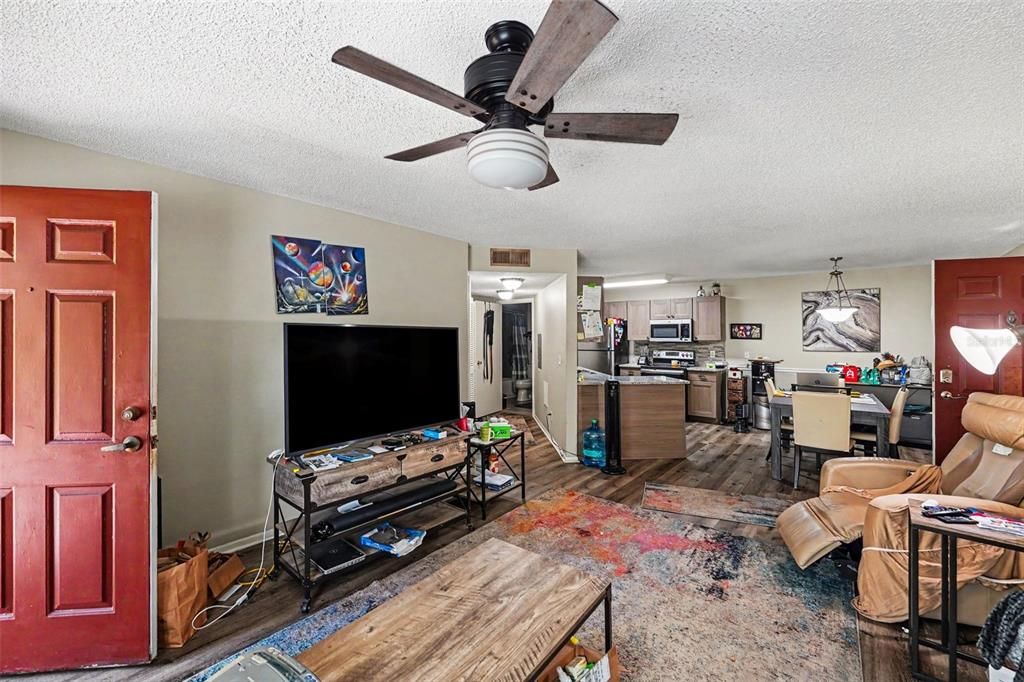 For Sale: $125,000 (1 beds, 1 baths, 825 Square Feet)