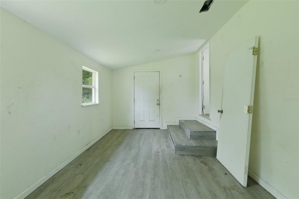 For Sale: $140,000 (3 beds, 1 baths, 1067 Square Feet)