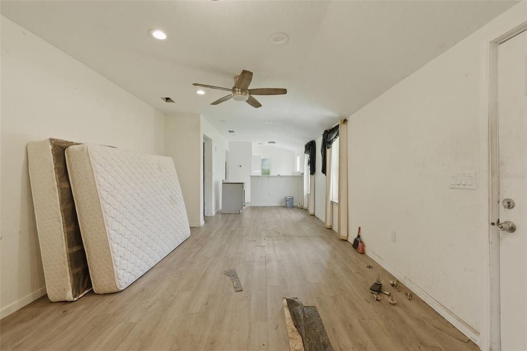 For Sale: $140,000 (3 beds, 1 baths, 1067 Square Feet)