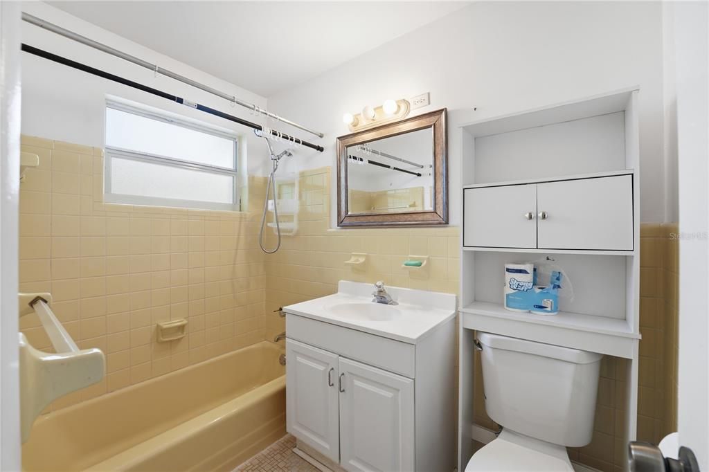 На продажу: $124,900 (2 спален, 1 ванн, 1356 Квадратных фут)