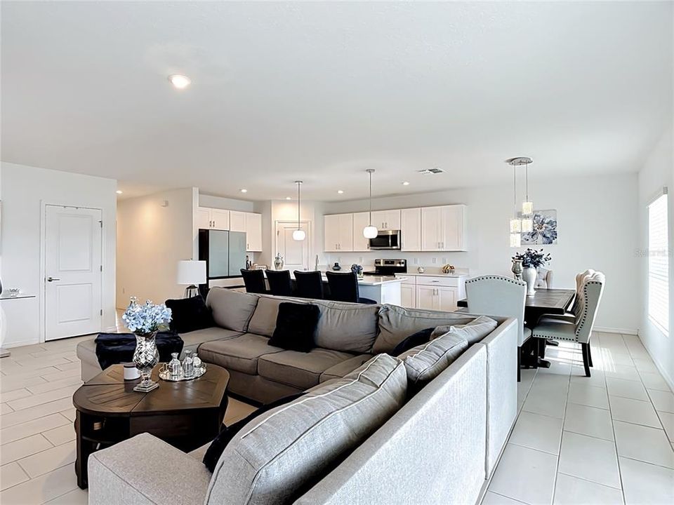For Sale: $470,000 (6 beds, 5 baths, 3003 Square Feet)