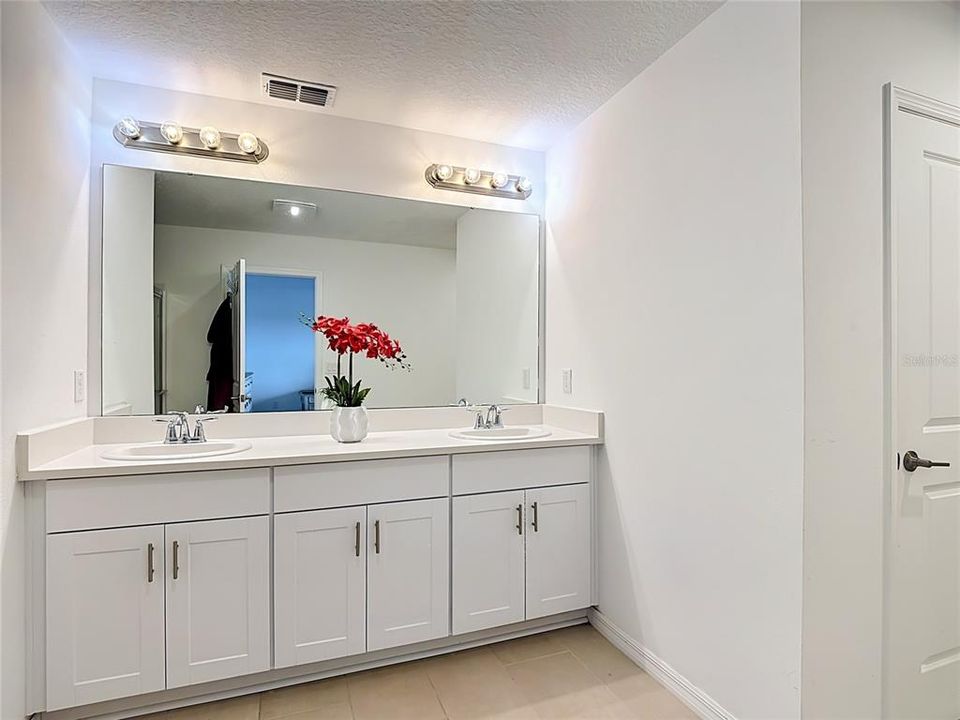 For Sale: $470,000 (6 beds, 5 baths, 3003 Square Feet)