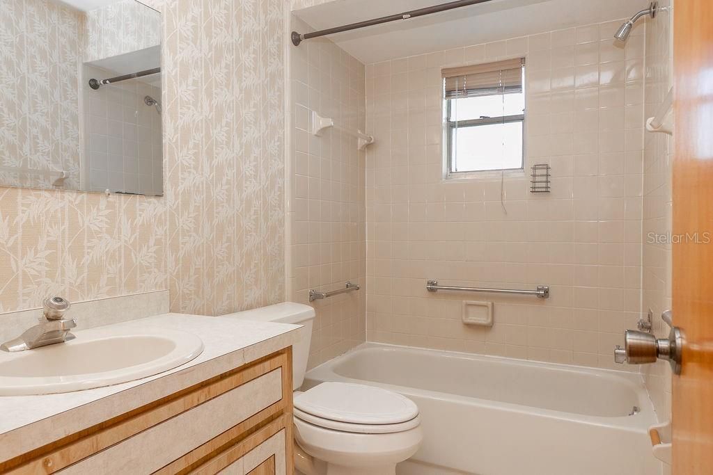 For Rent: $1,950 (2 beds, 2 baths, 1323 Square Feet)