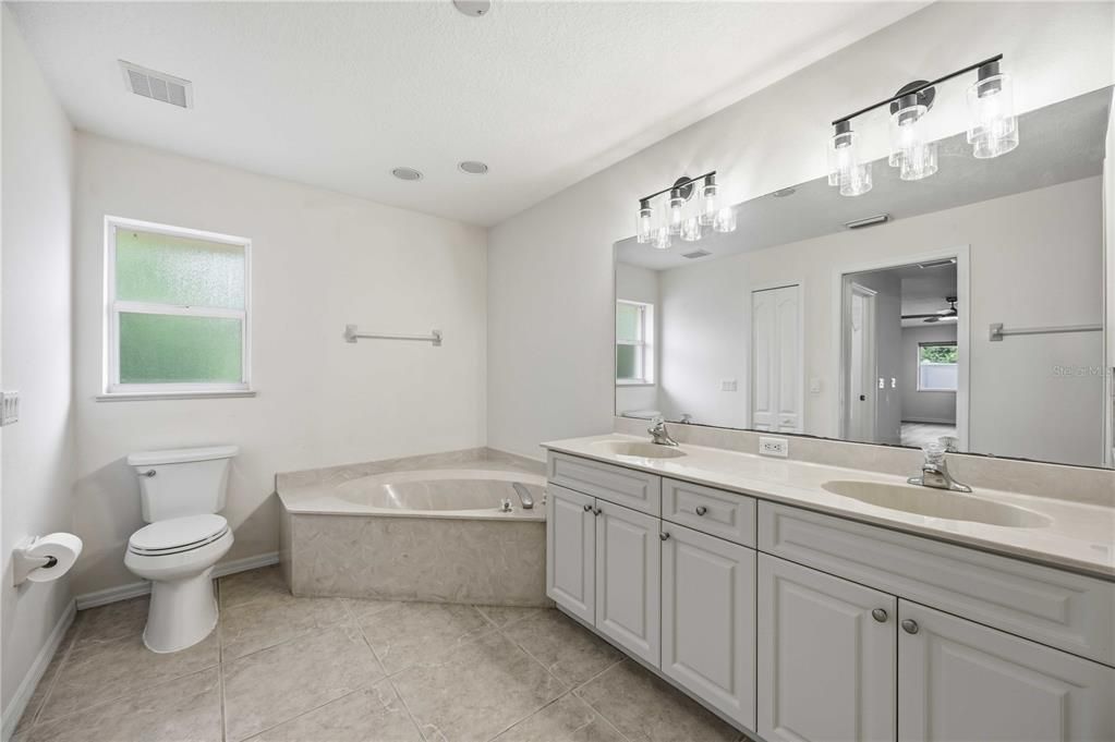 For Sale: $419,000 (3 beds, 2 baths, 1939 Square Feet)