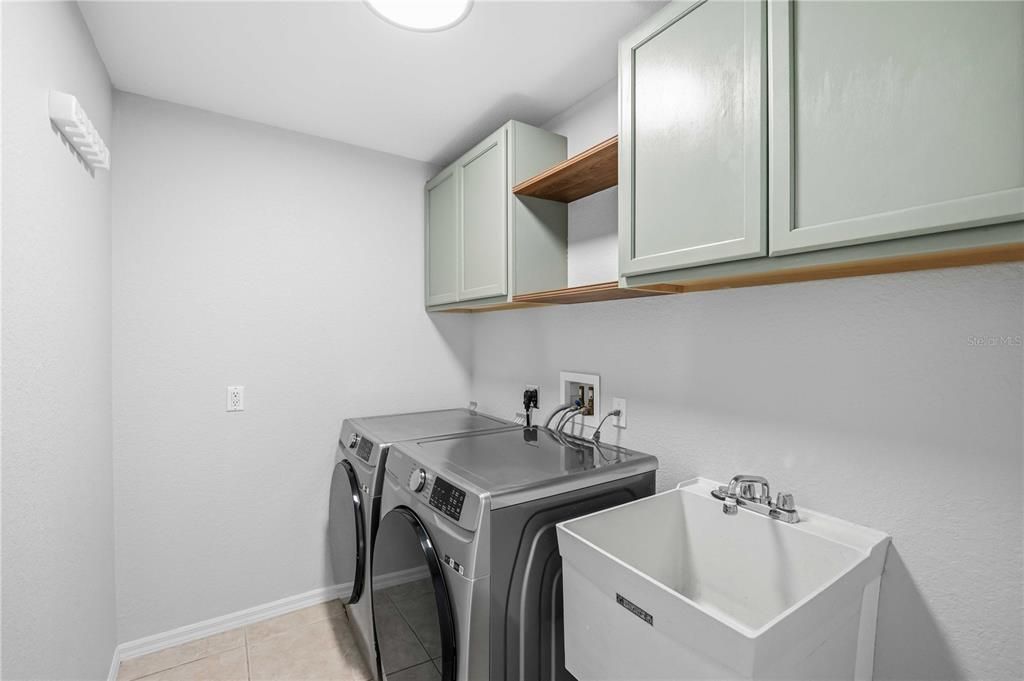 For Sale: $419,000 (3 beds, 2 baths, 1939 Square Feet)