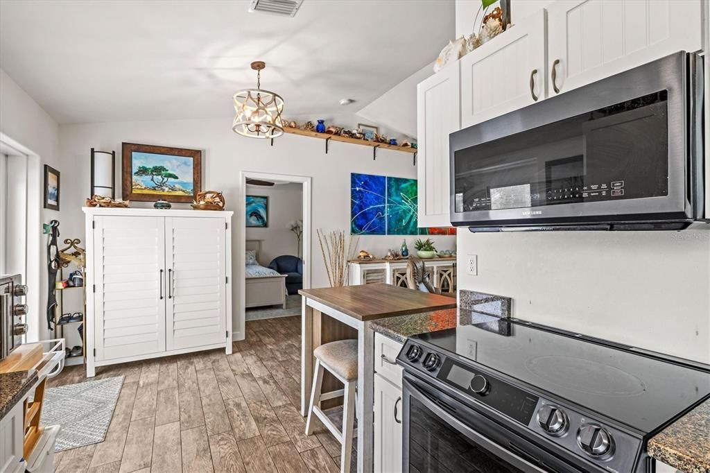 На продажу: $329,900 (2 спален, 2 ванн, 1368 Квадратных фут)