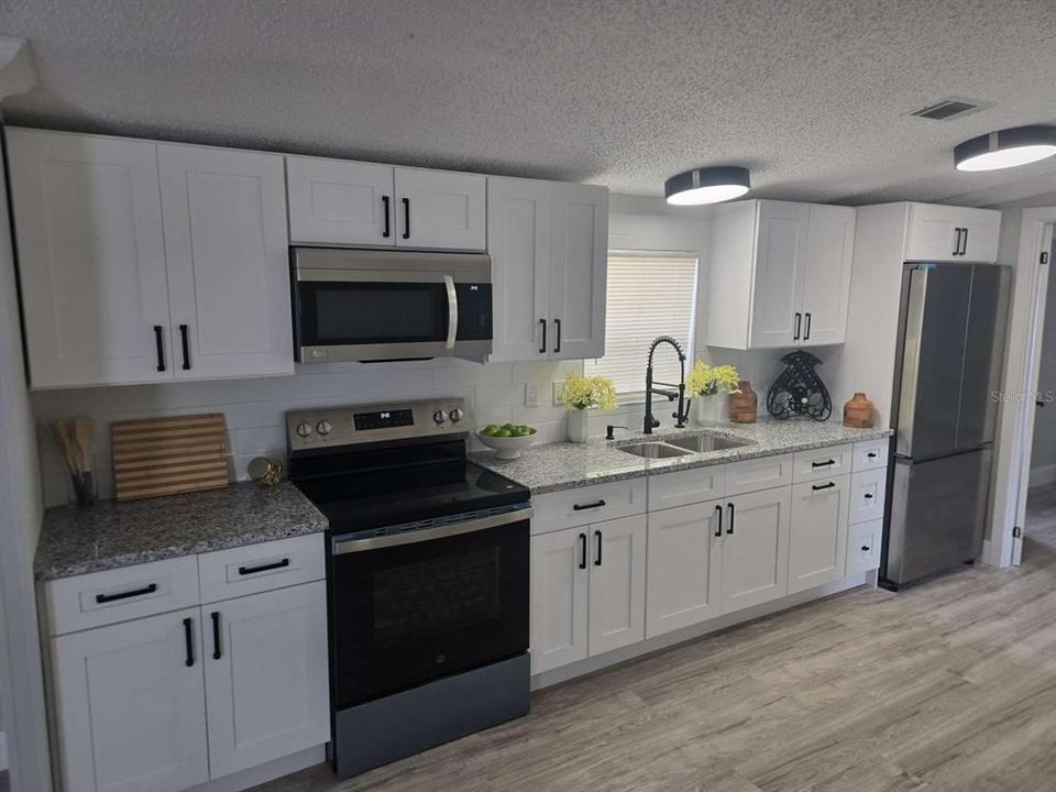 For Sale: $248,300 (3 beds, 2 baths, 1216 Square Feet)