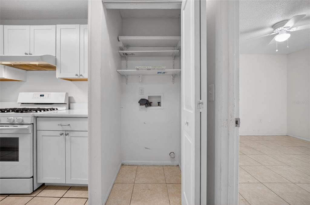 На продажу: $215,000 (2 спален, 2 ванн, 814 Квадратных фут)