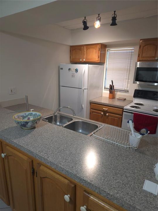 For Rent: $1,665 (2 beds, 1 baths, 872 Square Feet)