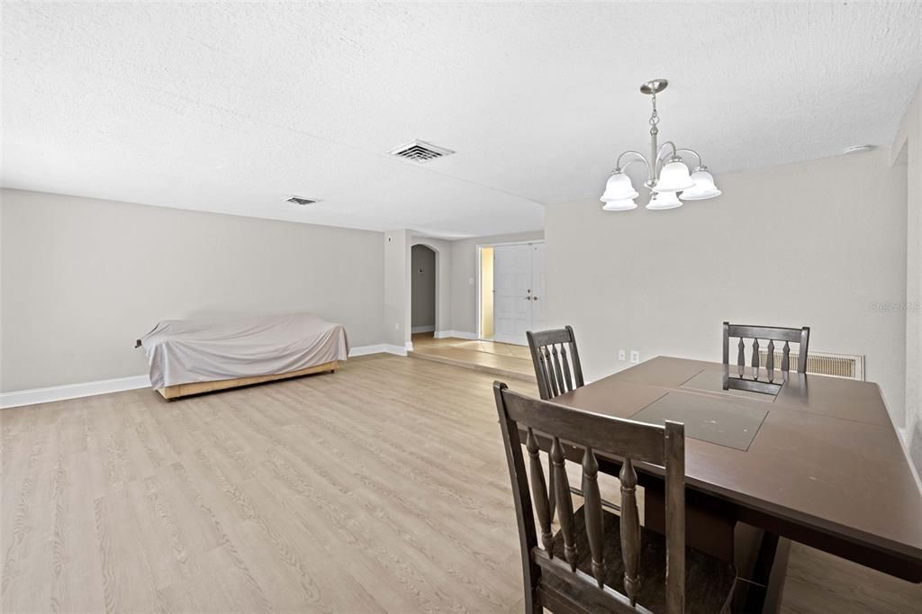 For Sale: $299,000 (3 beds, 2 baths, 1512 Square Feet)