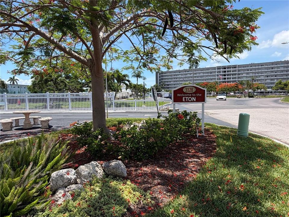 For Rent: $1,850 (1 beds, 1 baths, 815 Square Feet)
