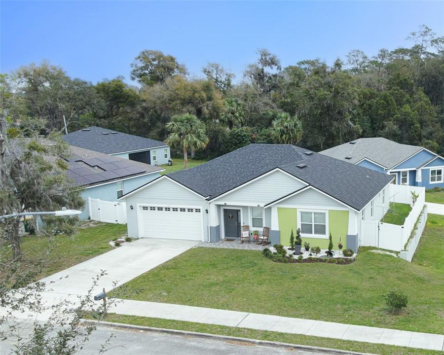 For Rent: $2,400 (4 beds, 2 baths, 1975 Square Feet)