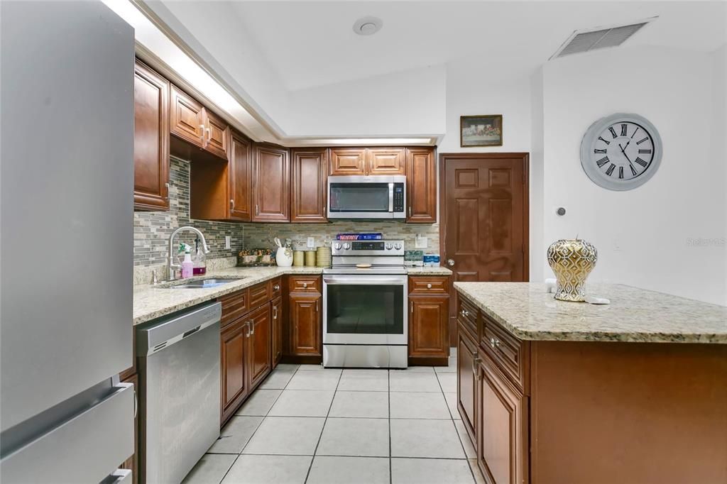 На продажу: $339,990 (3 спален, 2 ванн, 1444 Квадратных фут)
