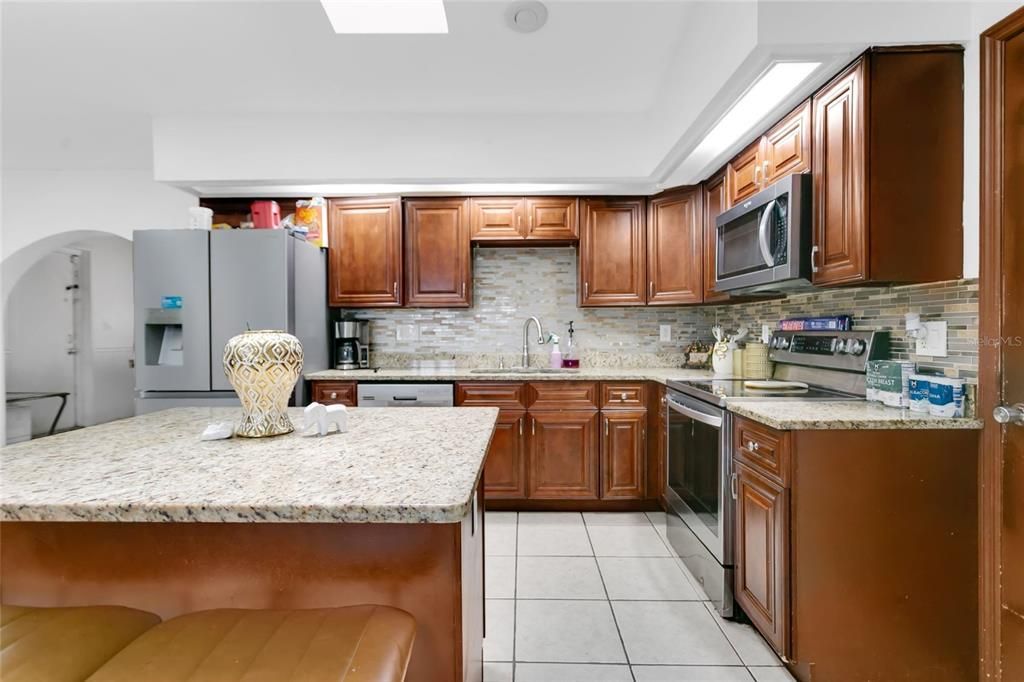 На продажу: $339,990 (3 спален, 2 ванн, 1444 Квадратных фут)