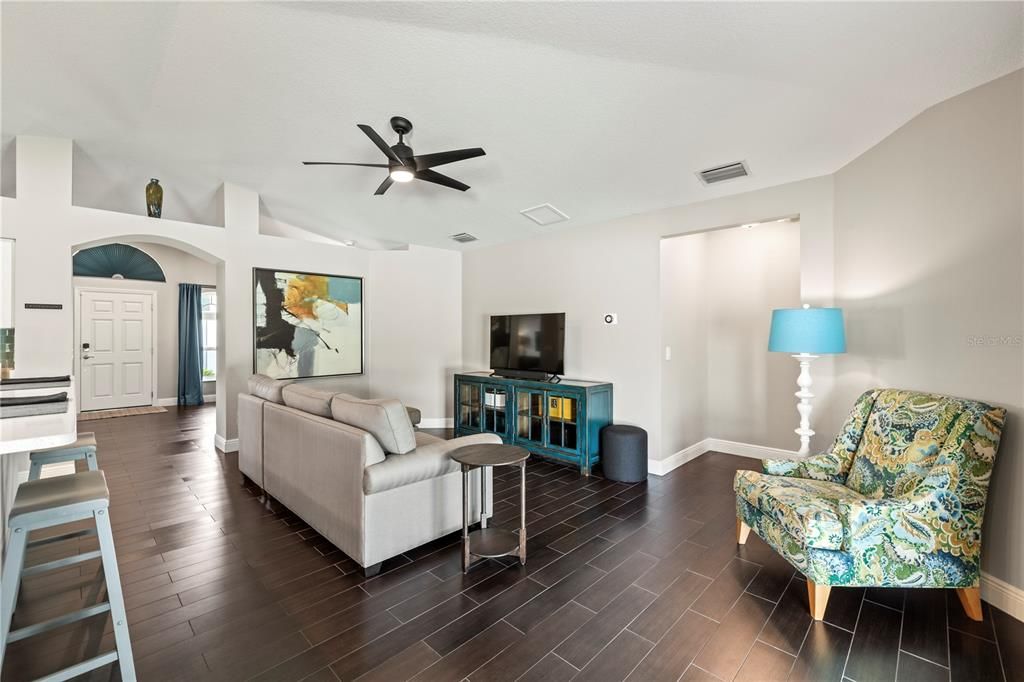 For Sale: $400,000 (3 beds, 2 baths, 1629 Square Feet)